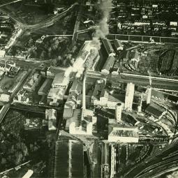 Ülaltvaade tehastele (sh vasakul all Ülemiste veski ja paberiveski) idast 1930.-ndate algul